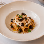 Orecchiette Artigianali con Crema di Broccoli, Pomodorini Confit e Mollica Croccante alle Acciughe