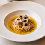 Focaccia Gourmet ad Alta Idratazione con Pomodorini Confit, Stracciatella e Basilico