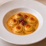 Salmone in Crosta di Pistacchi con Finocchi Arrosto e Salsa Agrumata allo Yogurt